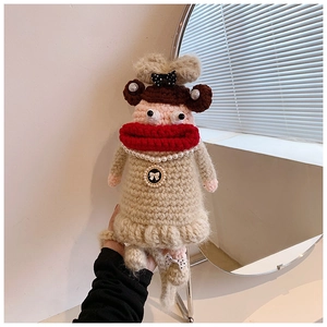 Détails de texture de la pochette téléphone au crochet avec visage cartoon et perles