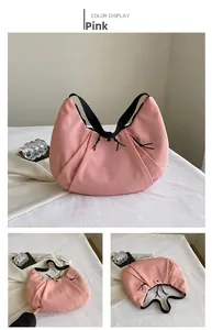 Primer plano detallado de un bolso de hombro de nailon rosa con detalles de cordón negro