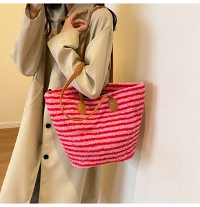 Détail du sac cabas rayé rose et rouge en laine d'agneau avec anses en similicuir marron chic