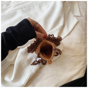 Détail d'un sac à bandoulière lion en tricot fait main avec franges et vue intérieure