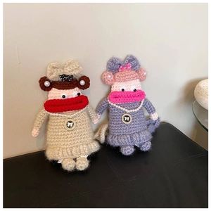 Détail d'un sac au crochet fait main avec de grosses lèvres et collier de perles