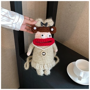 Détail d'un sac au crochet fait main avec design créatif, grande bouche et perles