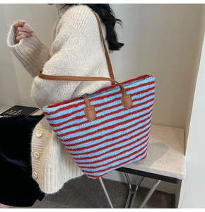 Détail du sac cabas en laine d'agneau à rayures rouges et bleues avec bandoulière en cuir