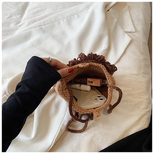 Vue intérieure du sac lion tricoté main montrant la capacité pour téléphone et maquillage