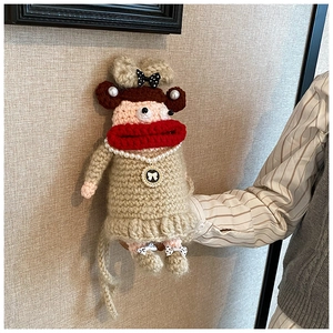 Détail du sac au crochet fait main avec de grandes lèvres rouges et collier de perles