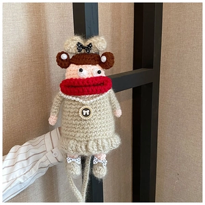 Détail d'un sac au crochet fait main avec du fil crème et des perles décoratives