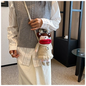 Détail du sac de téléphone en crochet fait main avec lèvres rouges et collier de perles