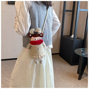 Détail du sac à bandoulière au crochet fait main avec lèvres rouges et perles