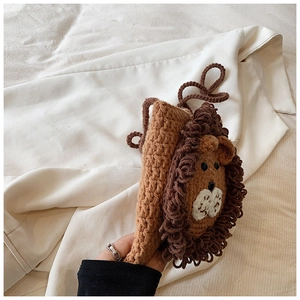 Détail du sac bandoulière lion tricoté main montrant la crinière au crochet texturée