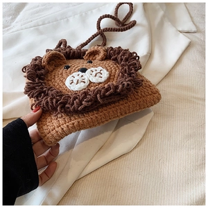 Détail du sac bandoulière lion crocheté à la main avec laine marron et crinière mignonne