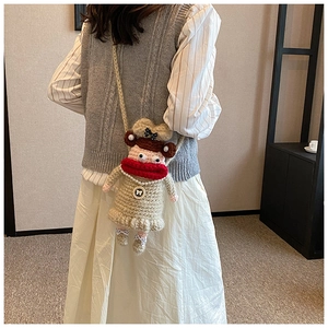 Vue de dos d'un sac à bandoulière en crochet fait main avec grande bouche rouge