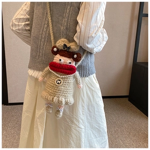 Détail d'un sac à bandoulière en crochet fait main avec design de poupée créatif