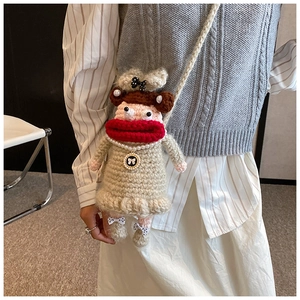 Détail du sac à bandoulière en crochet fait main avec grandes lèvres rouges et perles
