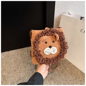 Détail d'un sac à bandoulière lion tricoté à la main avec une texture de fil doux