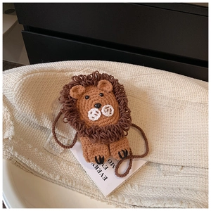Détail du sac bandoulière lion au crochet fait main avec texture tricotée et crinière 3D