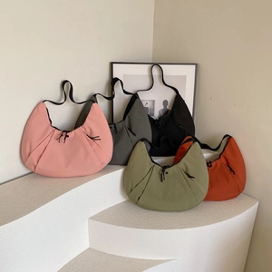 Bolsos de hombro de nailon en forma de media luna en varios colores con diseño plisado