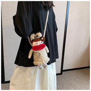 Détail d'un sac à bandoulière en crochet fait main avec de grosses lèvres et perles
