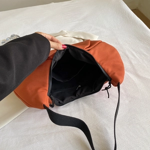 Bolso bandolera de nailon naranja con bolsillo interior y correa negra ajustable