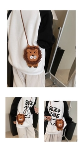 Vue détaillée du sac bandoulière lion au crochet fait main avec crinière et bandoulière