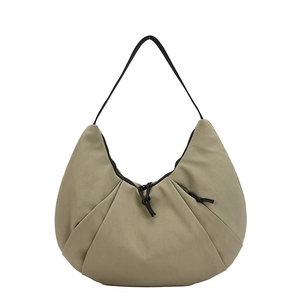 Bolso de nailon minimalista con diseño plisado de media luna y correa larga para hombro
