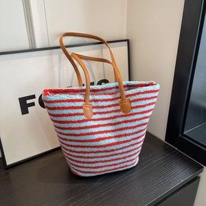 Grand sac fourre-tout à rayures rouges et bleues en fausse fourrure avec anses en cuir