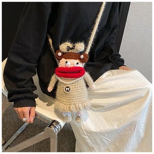 Détail du sac à bandoulière au crochet avec personnage aux lèvres rouges et perles