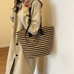 Grand sac cabas rayé en peluche avec texture fausse fourrure et doubles anses en cuir