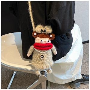 Détail du sac bandoulière en crochet créatif avec lèvres rouges et collier de perles