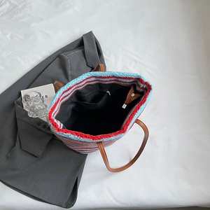 Grand sac cabas rayé en laine d'agneau avec poignées en cuir marron et poche intérieure