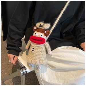 Détail du sac bandoulière au crochet avec lèvres rouges, perles et texture tricotée