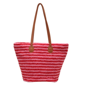 Grand sac cabas rayé en peluche avec fourrure synthétique rouge rose et anses en cuir brun