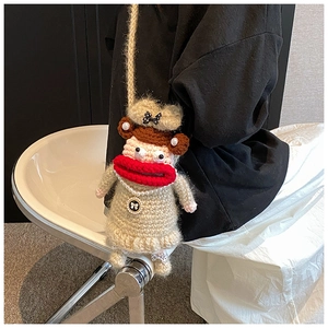 Détail d'un sac bandoulière au crochet fait main avec lèvres rouges et perles