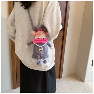 Détail du sac de poupée au crochet fait main avec un personnage mignon et de grandes lèvres roses