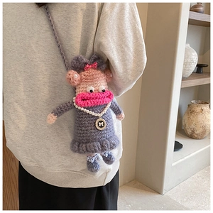 Détail de la vue latérale du sac bandoulière fait main au crochet gris avec lèvres roses