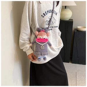 Détail du sac bandoulière fait main au crochet avec visage de singe et perles de nacre