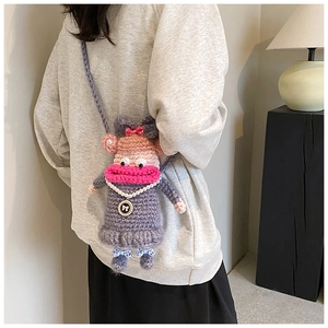 Vue de profil d'un sac bandoulière en crochet fait main porté par un mannequin