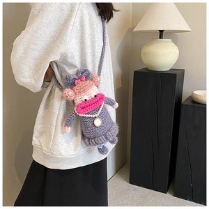 Détail du sac bandoulière violet au crochet avec grande bouche rose et décor de perles