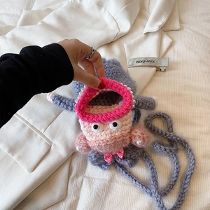Détail du sac de téléphone au crochet fait main avec corps gris et accent lèvres roses