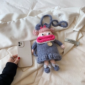 Sac personnage en crochet fait main avec détails perles et bandoulière tissée