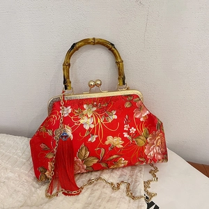 Sac à main vintage en satin rouge fleuri avec poignée en bambou et chaîne dorée