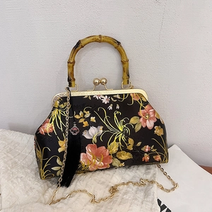 Sac à main en satin fleuri vintage avec poignée en bambou et élégant gland en soie