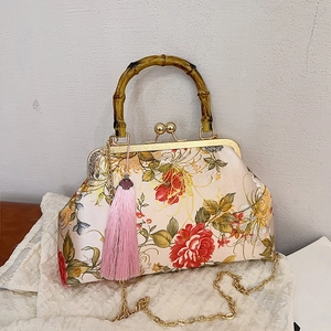 Sac à main vintage en soie à fleurs avec poignée en bambou et fermoir perle élégant