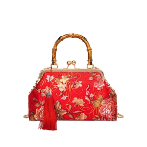 Sac à main vintage en soie à fleurs rouges avec poignée en bambou naturel