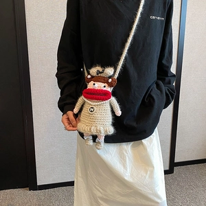 Sac à bandoulière au crochet fait main avec design lèvres et collier de perles