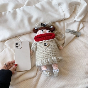 Sac bandoulière en crochet gris fait main avec écharpe rouge et collier de perles