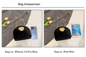 Confronto dimensioni della borsa da sera in velluto nero con iPhone e iPad mini