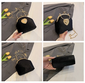 Dettagli di una borsa da sera in velluto nero con cornice dorata e decoro a cuore di perle