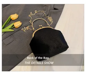 Vista posteriore della borsa da sera in velluto nero con manico dorato e catenella