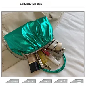 Capacité interne du sac nuage vert métallisé avec cosmétiques et articles quotidiens