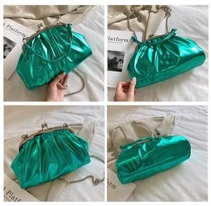 Détail du sac à main plissé vert métallisé avec chaîne argentée et fermoir rétro